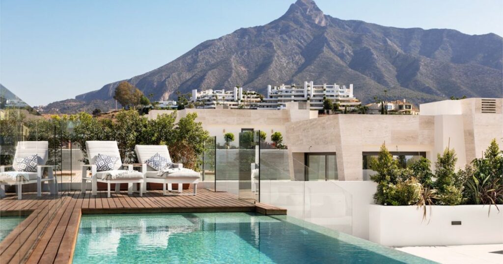 Marbella Golden Mile Pros and Cons